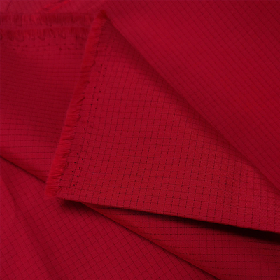 ผ้าโพลีเอสเตอร์ป้องกันไฟฟ้าสถิตย์ ESD 5mm Stripe 2.5mm Grid สำหรับ Cleanroom