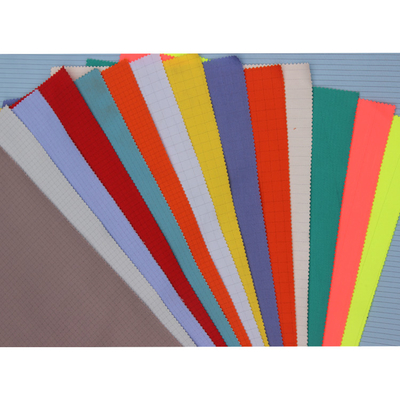 0.25cm Cleanroom Anti Static ESD ผ้าเสื้อผ้า Grid Polyester Garment