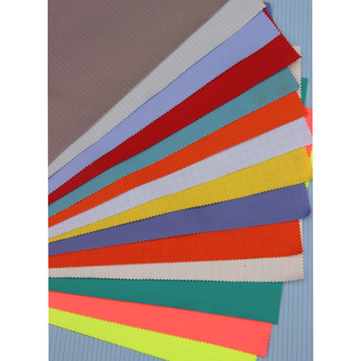 0.25cm Cleanroom Anti Static ESD ผ้าเสื้อผ้า Grid Polyester Garment